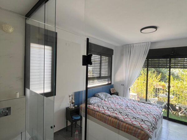 בבניין חדש בזמנהוף דירת 4 חד עם מחסן וחניה 8