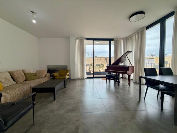 בבניין חדש בזמנהוף דירת 4 חד עם מחסן וחניה 2