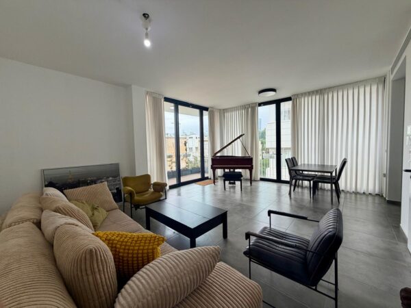 בבניין חדש בזמנהוף דירת 4 חד עם מחסן וחניה 3