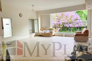 On Shderot David ha-Melekh a flat with a balcony