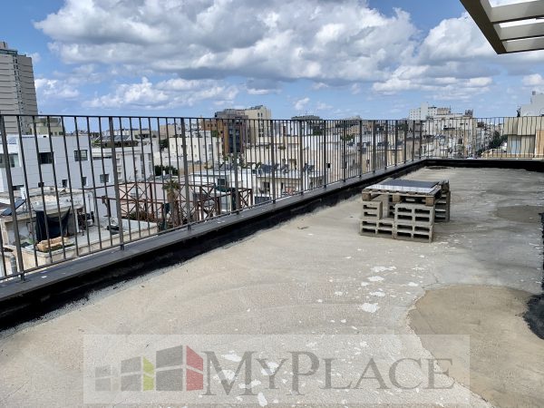 בבניין בוטיק חדש פנטהאוז עם נוף לים 1