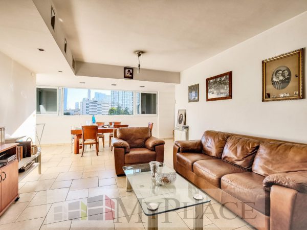 4 חדרים בקומה גבוהה עם מעלית וחניה 1