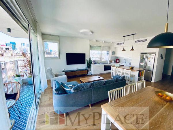 Big Renovated Apt W Lift and Parking 3