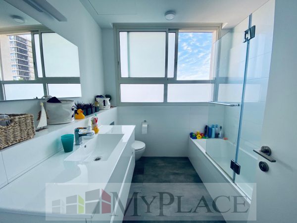 Big Renovated Apt W Lift and Parking 4