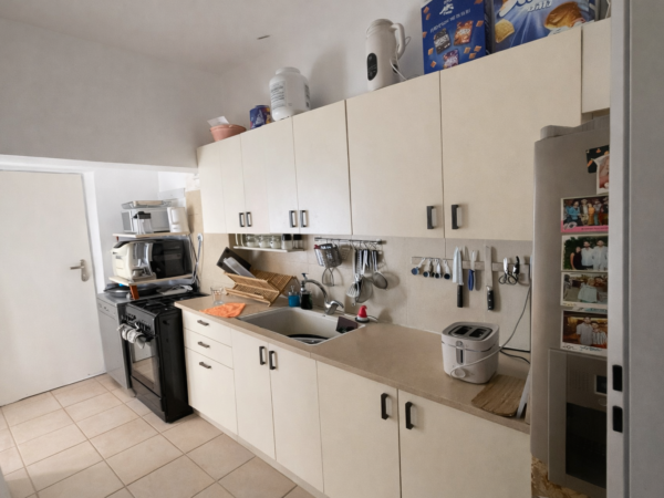 Charming APT In A Bauhaus Bldg In Central TLV 3