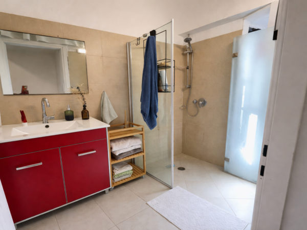 Charming APT In A Bauhaus Bldg In Central TLV 6