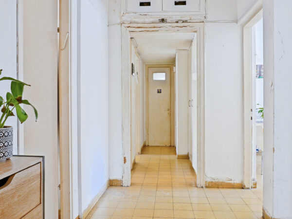 A 4 Room Apt In A Central Quiet St 8