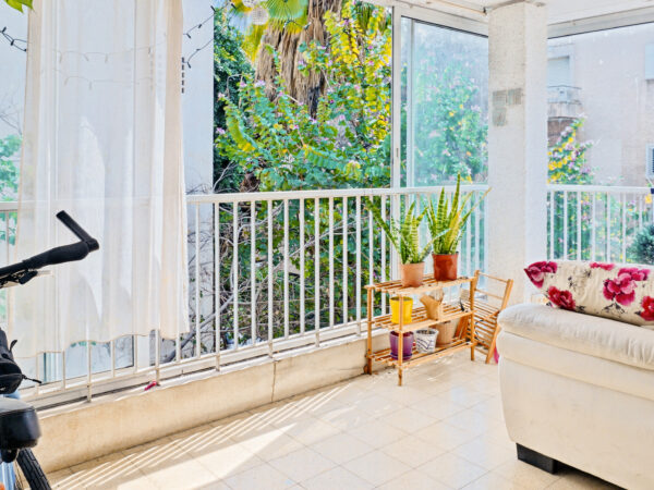 A 4 Room Apt In A Central Quiet St 2