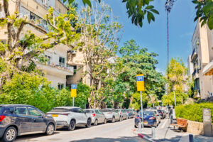 A 4 Room Apt In A Central Quiet St
