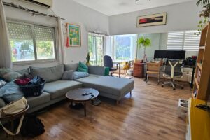 On Shlomo Hamelech 2 Room Apt With Balcony