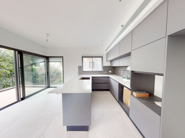 On Prague St A 4-Room Apt W 2 Parking 4