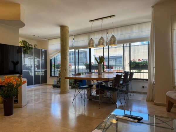 בגוש חלב השקט דירת גג עם חניות 2