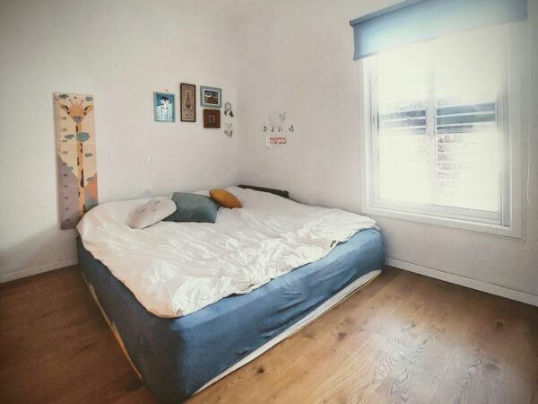 In Lev Hair On Rashi Renovated 4 Room 4