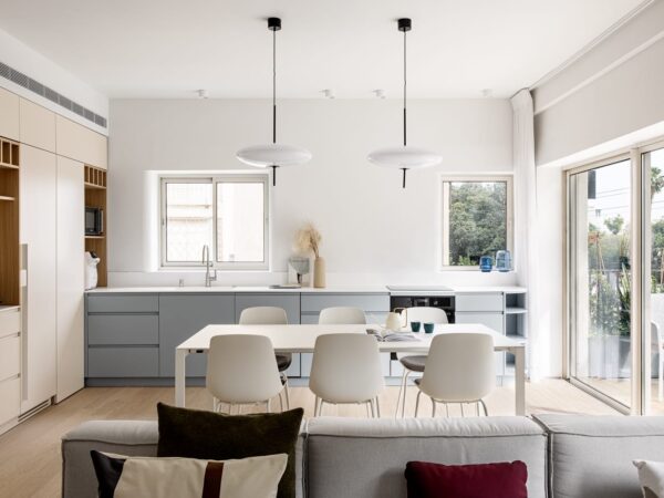 In North TLV Steps From The Park Renovated 4 Room 1