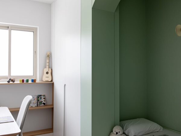 In North TLV Steps From The Park Renovated 4 Room 6