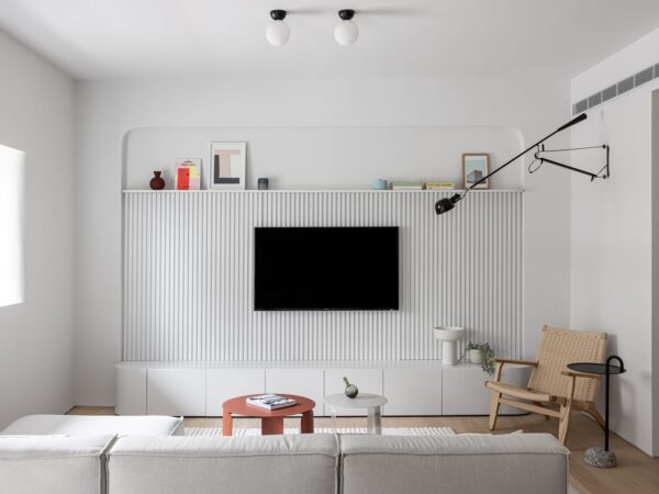 In North TLV Steps From The Park Renovated 4 Room 2