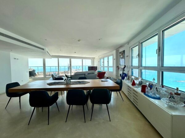 A Breathtaking Mini Penthouse On The Tel Aviv Seafront 4
