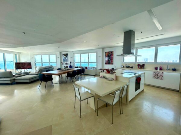 A Breathtaking Mini Penthouse On The Tel Aviv Seafront 3