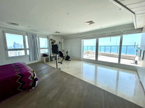 A Breathtaking Mini Penthouse On The Tel Aviv Seafront 7
