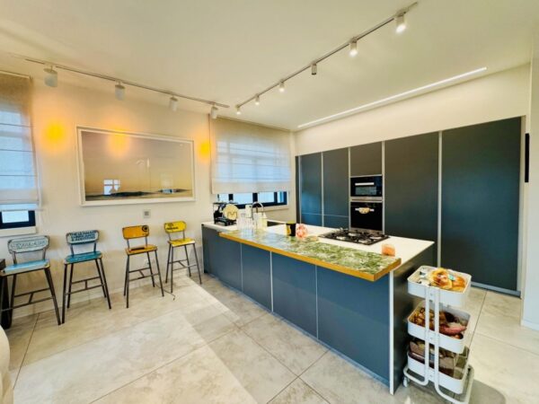 בשדרות רוטשילד מול הבימה 5 חד מושלמת 5