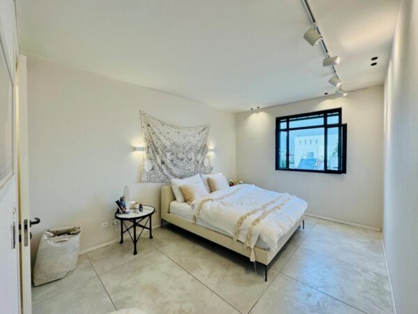 בשדרות רוטשילד מול הבימה 5 חד מושלמת 7