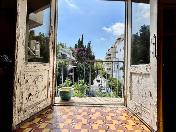 A Charming 4-Room Apt On Gordon Street 6