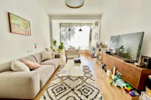 2 Room Full Of Character On Rashi Lev Hair