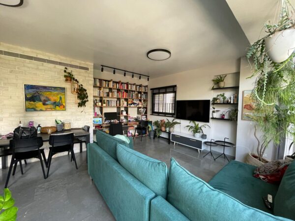 On A Quiet ST Near Rotschild W Parking 3