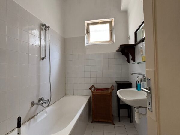 A Charming 4-Room Apt On Gordon Street 9