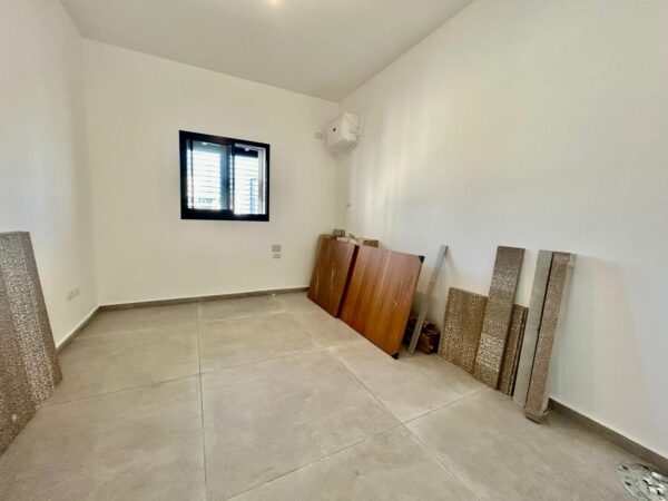 A 5 Room Apt W 2 Parking And Open View 12