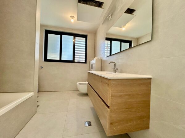 A 5 Room Apt W 2 Parking And Open View 4