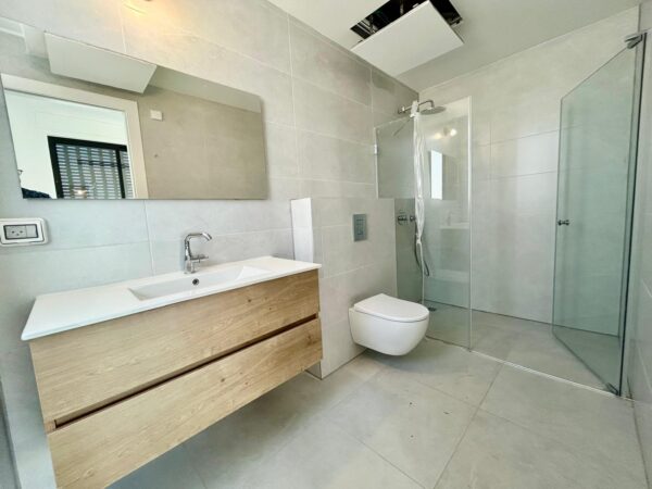 A 5 Room Apt W 2 Parking And Open View 8