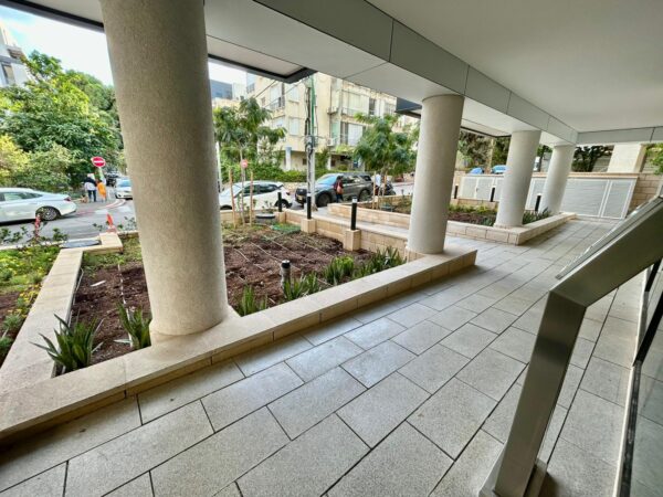 A 5 Room Apt W 2 Parking And Open View 13