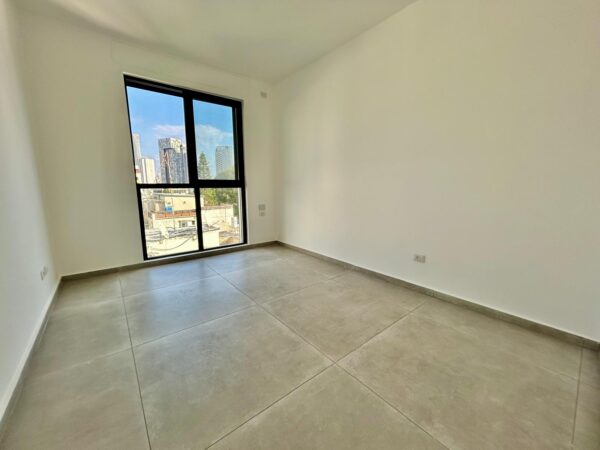 A 5 Room Apt W 2 Parking And Open View 11