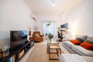 Quiet and Pleasant 2-Room Apt in the City Center