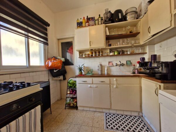 3 Room In Renovated Bldg On Frishman By The Sea 4