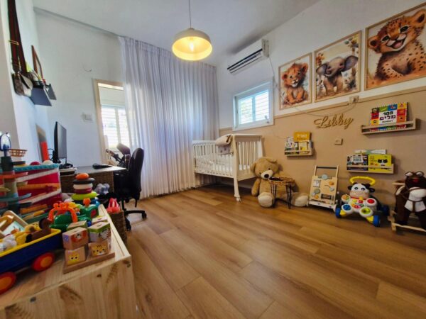 3 Room In Renovated Bldg On Frishman By The Sea 5