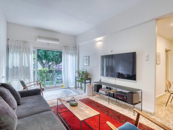 Pretty 3 Room On Iconic Sderot Chen BLVD 4