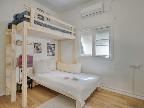 Pretty 3 Room On Iconic Sderot Chen BLVD 8