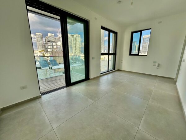 A 5 Room Apt W 2 Parking And Open View 6