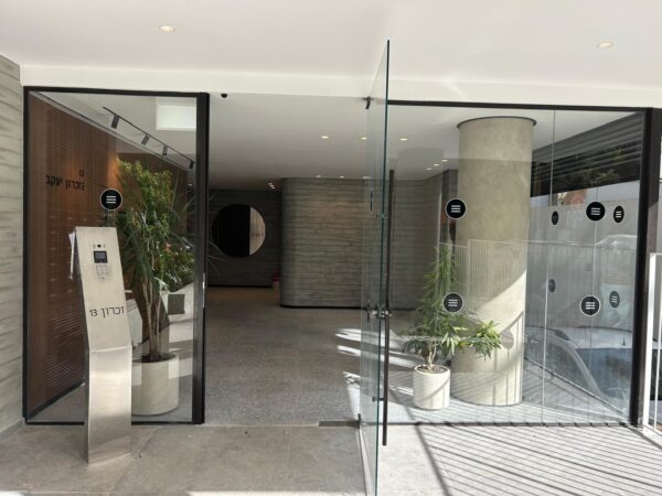 A New 5-Room Apartment with Parking 3