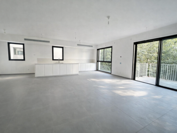 A New 5-Room Apartment with Parking 4