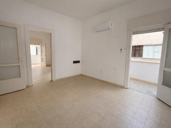 בהנביאים דירת 2 חד מקסימה עם חניה 3