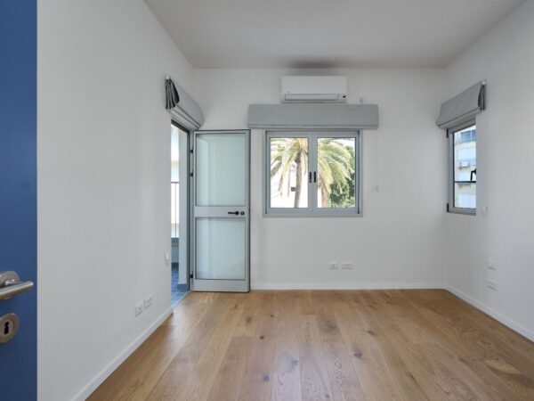 בהס ארבעה חד ייחודית עם מרפסת 6