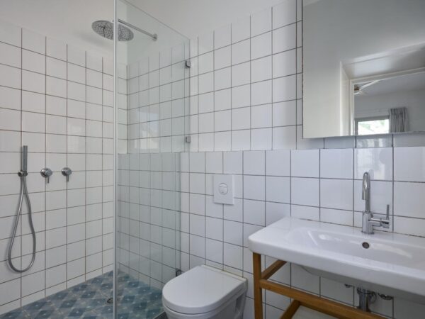 בהס ארבעה חד ייחודית עם מרפסת 9