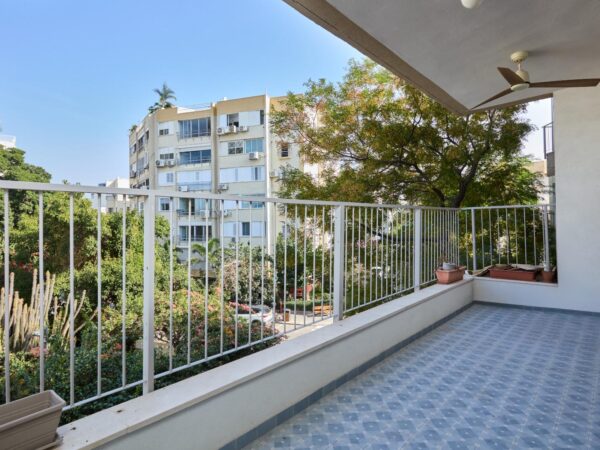 בהס ארבעה חד ייחודית עם מרפסת 2