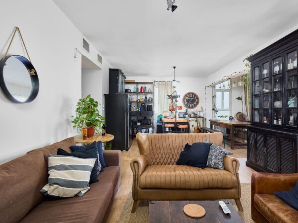 Large Quiet 4.5 Room Apt In The Heart 4