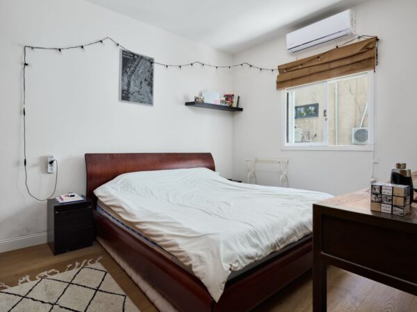 Large Quiet 4.5 Room Apt In The Heart 9