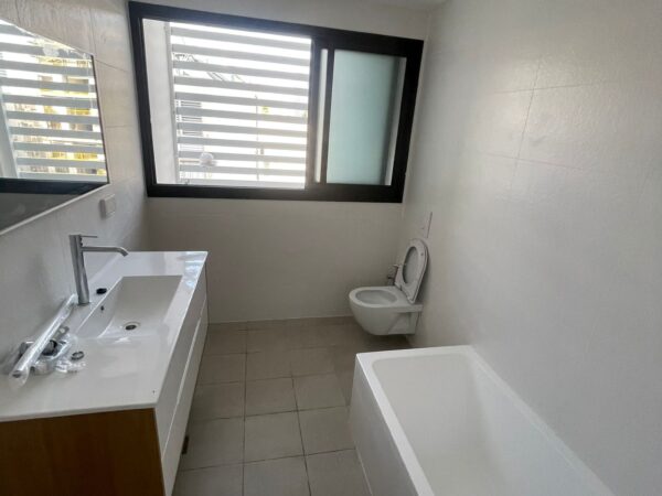 5 pièces neuf avec parking près de la place 5