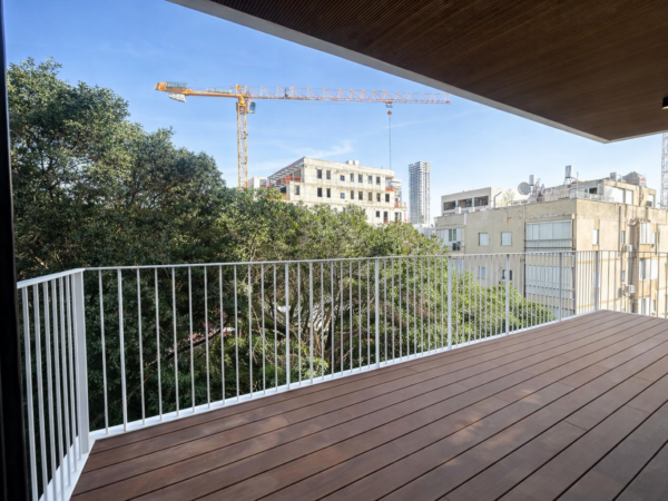 A New 5-Room Apartment with Parking 7